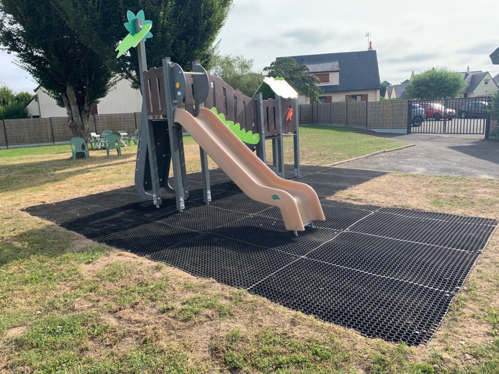 Structure Jeux Multifonctions Plastique Recycle Maison Denfants A Caractere Social La Fleche 2 1024x768