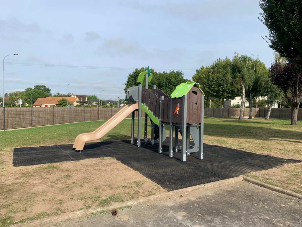 Structure Jeux Multifonctions Plastique Recycle Maison Denfants A Caractere Social La Fleche 3