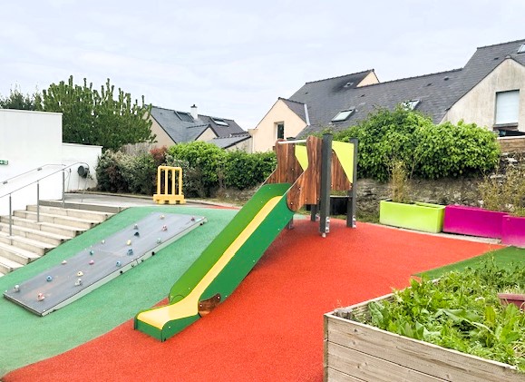 Toboggan De Talus Sur Butte école Notre Dame De Toutes Aides Nantes 44 (2)