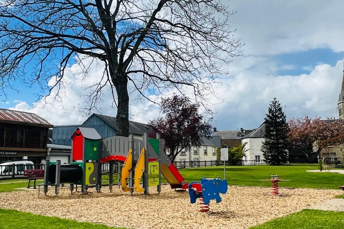 Aire De Jeux Parc De La Mairie Briouze (61)