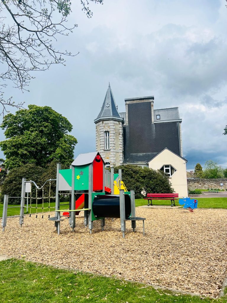 Aire De Jeux Parc De La Mairie Briouze (61).