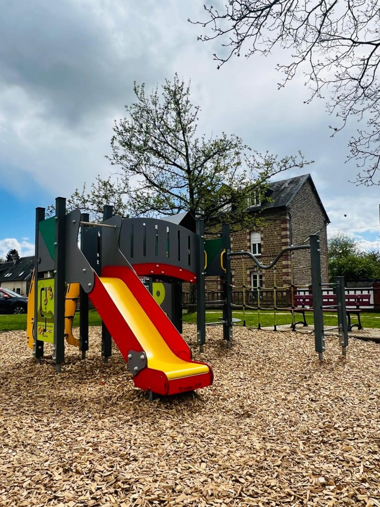 Btn Tartine Structure Jeux Filet Grippe Glisse Toboggan Jeu De Manipulation Briouze 61 Pr Hpl Photo