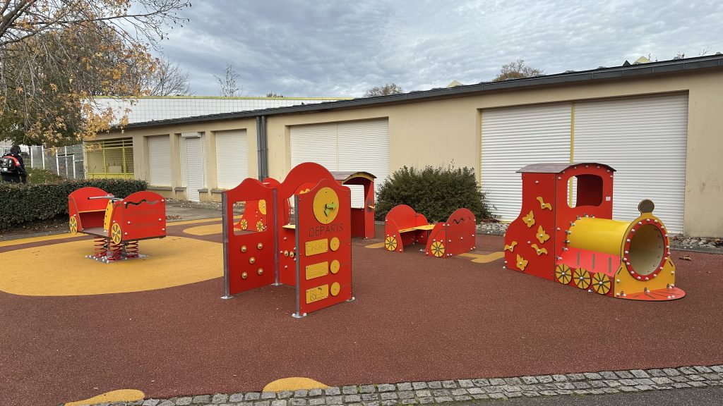 Installation train de jeux rouge et jaune parc de la mairie Vernon 27
