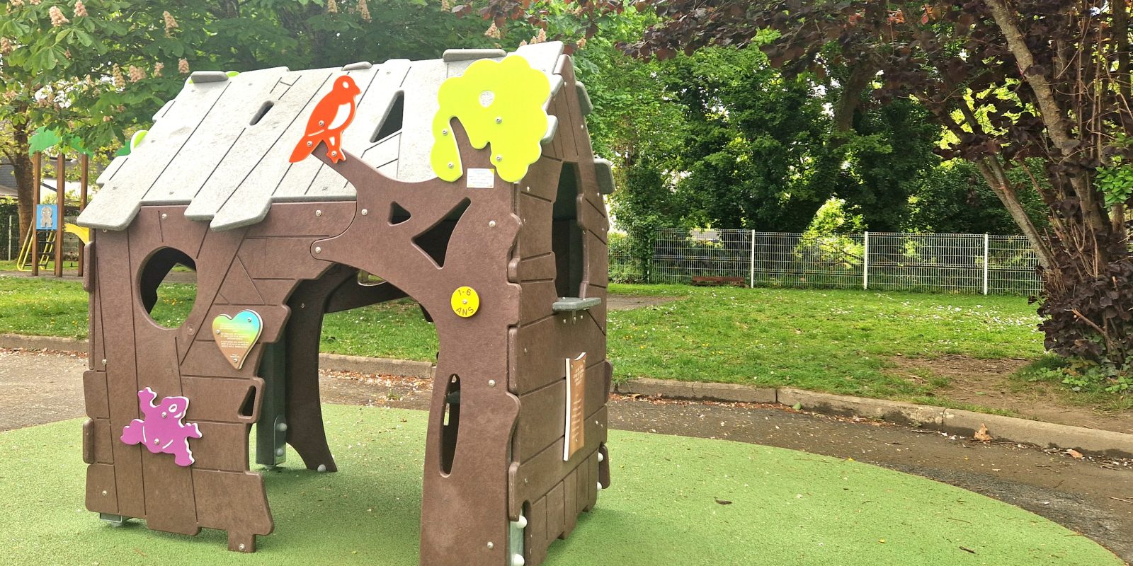 Installation cabane cachée MKC recyclée centre Paul Gauguin Ploemeur.