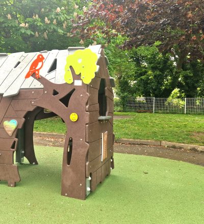 Installation cabane cachée MKC recyclée centre Paul Gauguin Ploemeur.