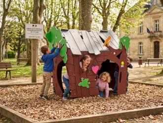 Cabane cachée enfants aire jeux sol copeaux collectivité